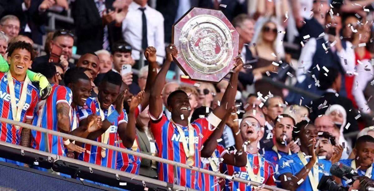 利物浦训练开放日，国际比赛日远射贴柱引欢呼，社区盾在即，更衣室氛围转暖