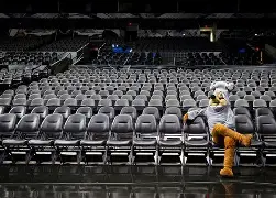 里程碑夜！圣安东尼奥马刺队长鼓劲；荷甲赛后刷纪录；管理层满意；团队化学反应显著